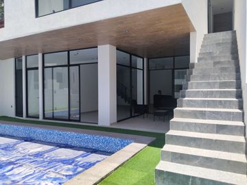 Casa en venta en privada del Pedregal con alberca