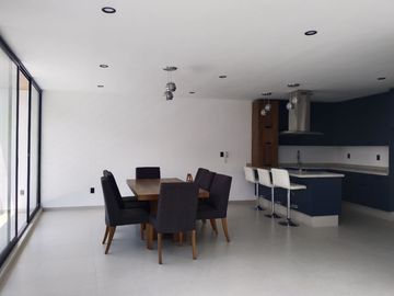 Casa en venta en privada del Pedregal con alberca