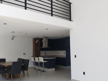 Casa en venta en privada del Pedregal con alberca