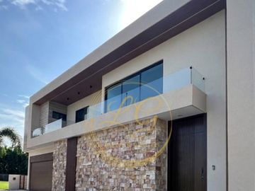 Casa Nueva en Venta con 4 recámaras y jardín en Fracc. Río del Dorado