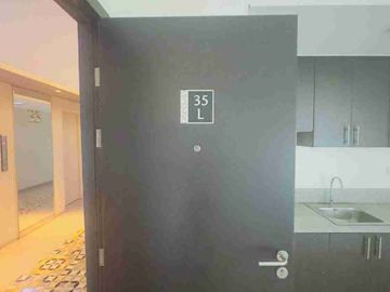For sale San Lorenzo Place 2bedroom 38sqm at Makati City direct access to mrt3 Maggalanes Station near moa naia