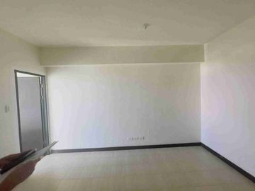 For sale San Lorenzo Place 2bedroom 38sqm at Makati City direct access to mrt3 Maggalanes Station near moa naia