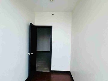 For sale San Lorenzo Place 2bedroom 38sqm at Makati City direct access to mrt3 Maggalanes Station near moa naia