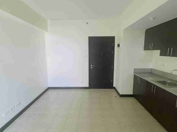 For sale San Lorenzo Place 2bedroom 38sqm at Makati City direct access to mrt3 Maggalanes Station near moa naia