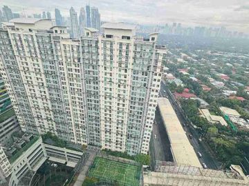 For sale San Lorenzo Place 2bedroom 38sqm at Makati City direct access to mrt3 Maggalanes Station near moa naia