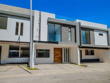 Casa de 4 recamaras Altavista Residencial Coto Bosques