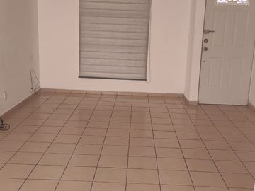 Casa en renta de 3 recámaras en Corregidora, frente a Plaza Candiles