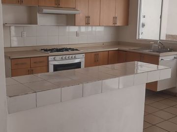 Casa en renta de 3 recámaras en Corregidora, frente a Plaza Candiles