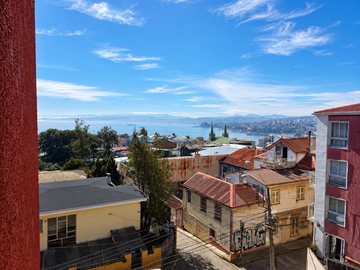 ✨ ¡VIVE CERRO ALEGRE CON VISTA PRIVILEGIADA A LA BAHÍA! 🌊🏙️