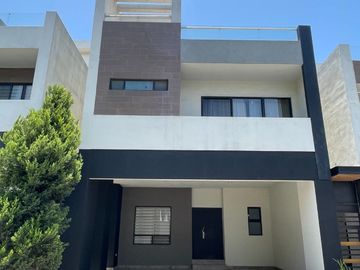CASA EN RENTA SECTOR PRIVADO EN CUMBRES