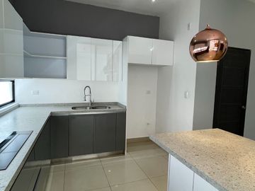 CASA EN RENTA SECTOR PRIVADO EN CUMBRES