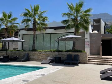 CASA EN RENTA SECTOR PRIVADO EN CUMBRES