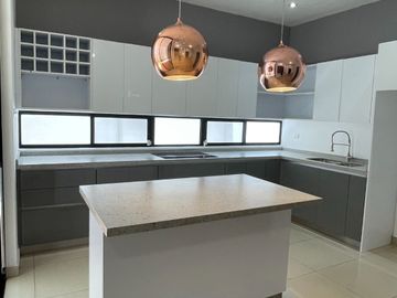 CASA EN RENTA EN CUMBRES