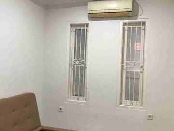 Dekat Pasar Tradisional dan Mall, Rumah 2 Lantai - Sunter Agung