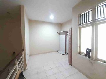 DISEWAKAN RUMAH 2lt DI KELAPA DUA DEPOK LOKASI STRATEGIS DEKAT kemana2