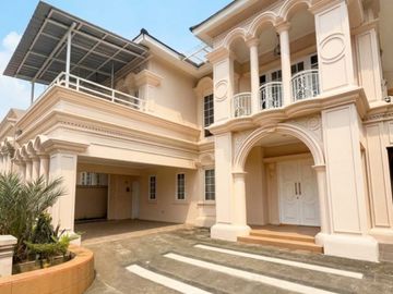 RUMAH MEWAH 2 LT FULLY FURNISH EKSLUSIF DIKELILINGI OLEH SUNGAI TYPE PREMIUM DIMENSI 15 X 25 SIAP HUNI