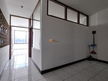 Strategis Sewa Ruko 4,5Lt. Unfurnished di Roxy Cideng Jakarta Pusat Akses ke Pintu Tol, Rumah Sakit, Transjakarta, Tanah Abang, Gambir