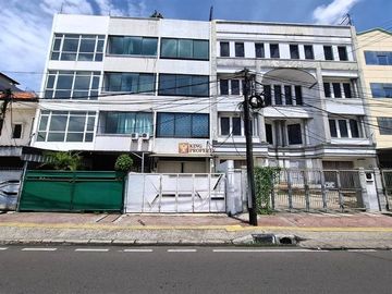 Strategis Sewa Ruko 4,5Lt. Unfurnished di Roxy Cideng Jakarta Pusat Akses ke Pintu Tol, Rumah Sakit, Transjakarta, Tanah Abang, Gambir