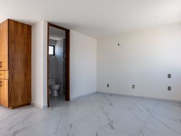 Casa de 5 recamaras Solares Altanza Zona Real