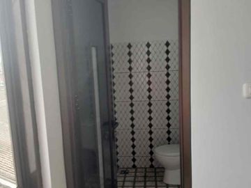 Disewakan Kembali Dan (Owner Butuh Cepat Tersewa) 2 Unit Ruko Gandeng Siap Pakai Di Jalan Raya Narogong, Bekasi