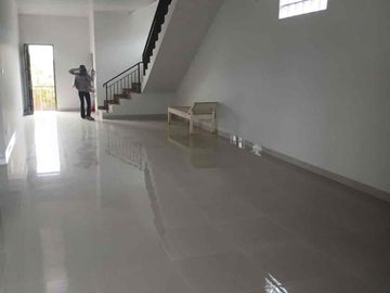 Disewakan Kembali Dan (Owner Butuh Cepat Tersewa) 2 Unit Ruko Gandeng Siap Pakai Di Jalan Raya Narogong, Bekasi
