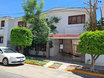 CONSULTORIOS EN RENTA ZONA NORTE LEON GTO JARDINES DEL MORAL A 10 MIN DE PLAZA MAYOR.