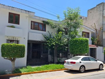 CONSULTORIOS EN RENTA ZONA NORTE LEON GTO JARDINES DEL MORAL A 10 MIN DE PLAZA MAYOR.