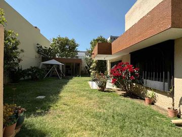 CASA CON AMPLIOS ESPACIOS EN COL. VALLARTA UNIVERSIDAD, PARA VIVIR O PROYECTO VERTICAL