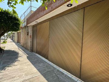 CASA CON AMPLIOS ESPACIOS EN COL. VALLARTA UNIVERSIDAD, PARA VIVIR O PROYECTO VERTICAL