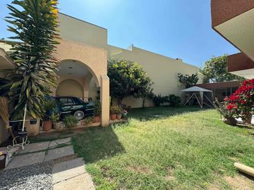 CASA CON AMPLIOS ESPACIOS EN COL. VALLARTA UNIVERSIDAD, PARA VIVIR O PROYECTO VERTICAL
