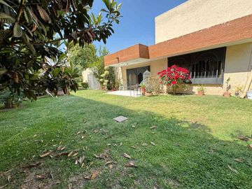 CASA CON AMPLIOS ESPACIOS EN COL. VALLARTA UNIVERSIDAD, PARA VIVIR O PROYECTO VERTICAL