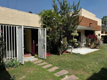 CASA CON AMPLIOS ESPACIOS EN COL. VALLARTA UNIVERSIDAD, PARA VIVIR O PROYECTO VERTICAL