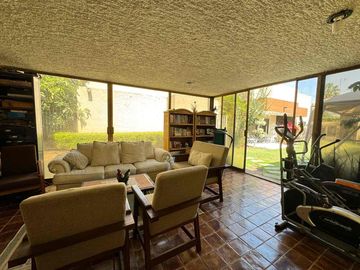 CASA CON AMPLIOS ESPACIOS EN COL. VALLARTA UNIVERSIDAD, PARA VIVIR O PROYECTO VERTICAL