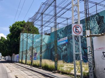 Terreno con vocación comercial muy céntrico.