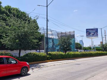 Terreno con vocación comercial muy céntrico.