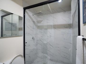 DEPARTAMENTO EN VENTA TOTALMENTE AMUEBLADO CON TERRAZA PRIVADA