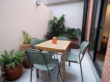 DEPARTAMENTO EN VENTA TOTALMENTE AMUEBLADO CON TERRAZA PRIVADA