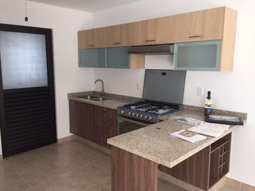 RENTA CASA EN ZIBATA, COND. SAMARE II,3 recamaras, 2.5 baños,closets,amenidades