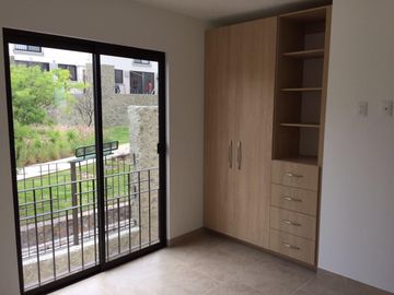 RENTA CASA EN ZIBATA, COND. SAMARE II,3 recamaras, 2.5 baños,closets,amenidades