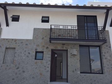 RENTA CASA EN ZIBATA, COND. SAMARE II,3 recamaras, 2.5 baños,closets,amenidades