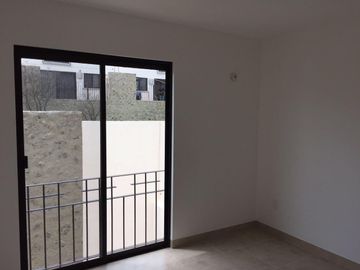 RENTA CASA EN ZIBATA, COND. SAMARE II,3 recamaras, 2.5 baños,closets,amenidades