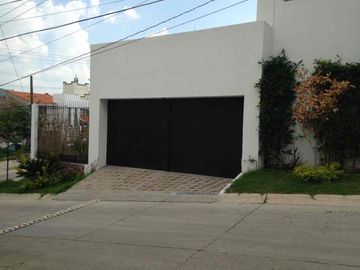 casa en renta en gran jardín con cuarto de juegos