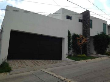 casa en renta en gran jardín con cuarto de juegos