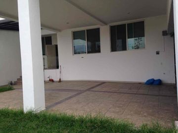casa en renta en gran jardín con cuarto de juegos
