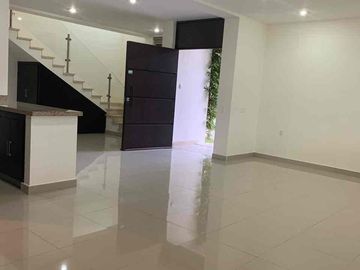 casa en renta en gran jardín con cuarto de juegos