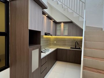 Furnished, Luas 101 m2  , Cluster Rumah Baru (Hook), Dekat Grand Wisata