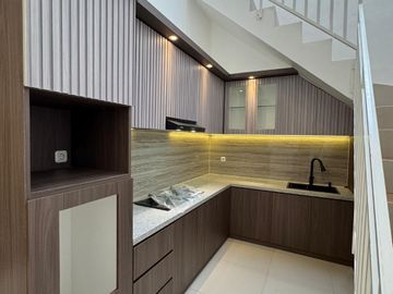Furnished, Luas 101 m2  , Cluster Rumah Baru (Hook), Dekat Grand Wisata
