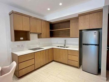 DEPARTAMENTO AMUEBLADO EN RENTA EN ZONA TECNOLÓGICO, FRENTE AL PARQUE.