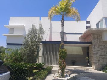 CASA EN RENTA 4 HABITACIONES EN EL CAMPANARIO RESIDENCIAL