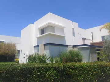 CASA EN RENTA 4 HABITACIONES EN EL CAMPANARIO RESIDENCIAL
